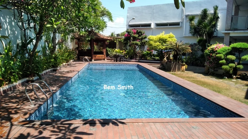 mengatasi kolam renang berlumut