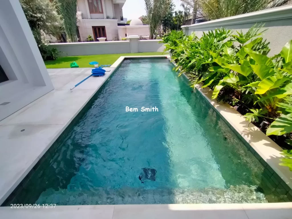 kolam renang dengan kaporit