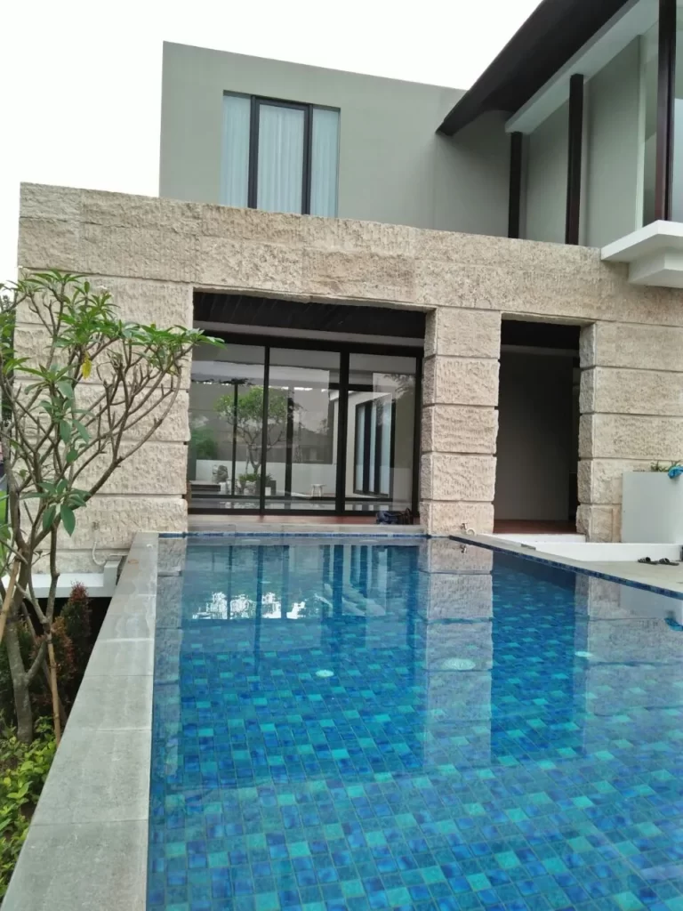 6 Tips Merawat Kolam Renang di Rumah