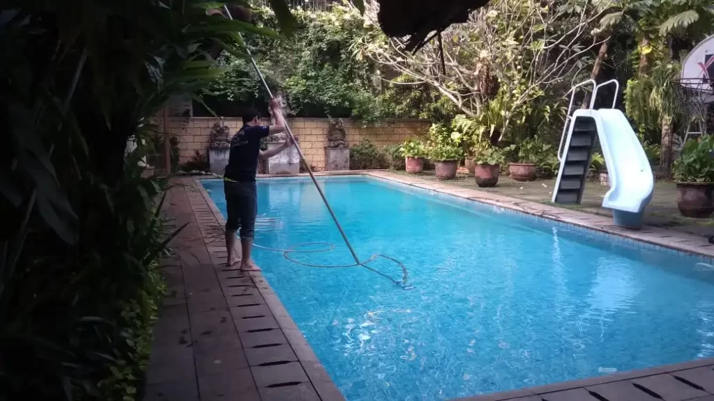 melakukan vacuum kolam renang